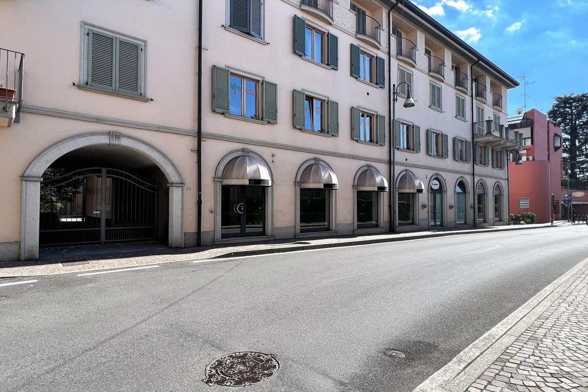 LUMINOSO NEGOZIO CON VETRINE SU STRADA IN CENTRO PAESE