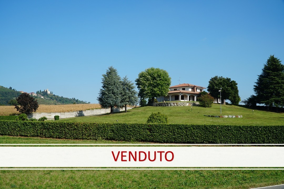 VILLA IN POSIZIONE PANORAMICA E DOMINANTE
